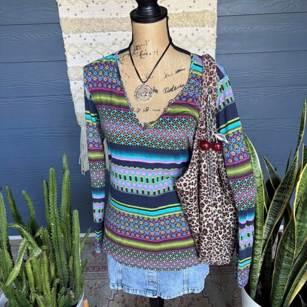 Vintage Y2K Josie Natori  geometric stripe long sleeve top v neckline